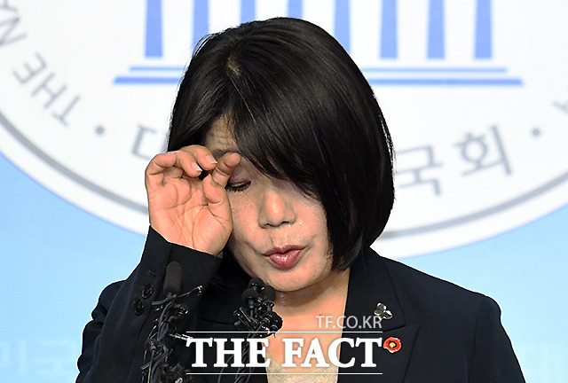 정의기억연대(정의연) 회계 부정 의혹에 휩싸인 윤미향 더불어민주당 당선인이 잠행 열하루 만인 29일 오후 서울 여의도 국회 소통관에서 기자회견을 하고 있다. /국회=이새롬 기자