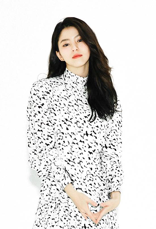 논란이 된 과거에 대해서도 쿨하게 인정하며 당찬 모습을 보인 한소희는 앞으로 연기자 생활을 오래오래 하고 싶다는 고백도 털어놨다. /나인아토엔터테인먼트 제공