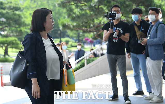 취재진 관심을 한 몸에 받으며 당당히 국회 출근~