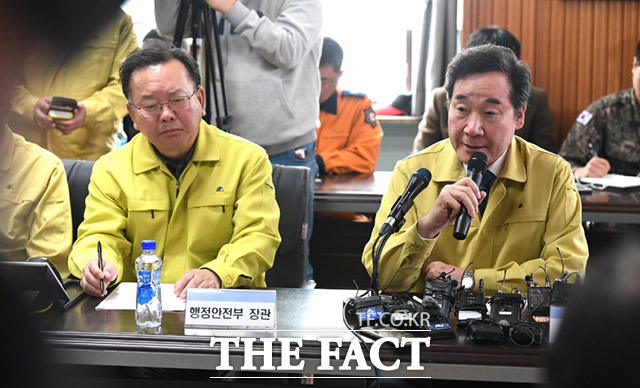 이해찬 민주당 대표와 안규백 전당대회준비위원회 위원장은 당헌 개정과 관련한 의견 수렴에 나설 예정이다. /더팩트 DB