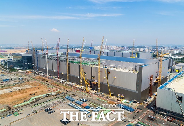 삼성전자는 1일 평택캠퍼스 2라인에 낸드플래시 생산라인을 구축하는 투자를 단행한다고 밝혔다. /삼성전자 제공