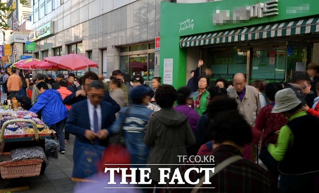 지난달부터 정부의 긴급재난지원금 지급으로 인한 경제 활성화 효과가 나타나고 있다. 한국은행이 지난달 26일 발표한 '2020년 5월 소비자동향조사'에 따르면 CCSI는 한 달 전보다 6.8포인트 상승한 77.6으로 집계됐다. /이덕인 기자