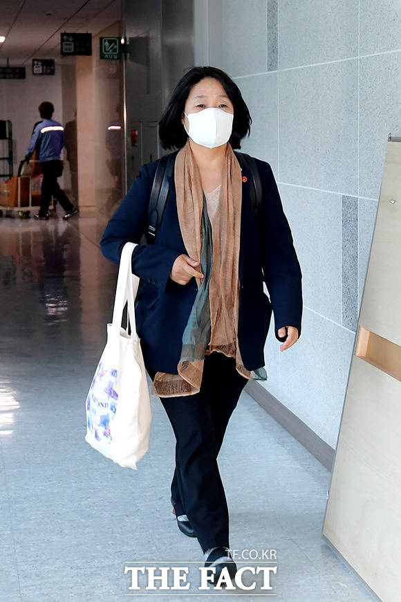 기부금·후원금 유용 의혹으로 언론 주목도가 높은 윤미향 더불어민주당 의원이 지난 1일 오전 국회 의원회관 의원실로 21대 국회 첫 출근을 하고 있다. /국회=이선화 기자