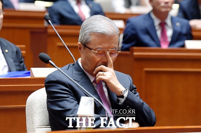 김종인 비대위원장이 지난 4일 오후 국회에서 열린 통합당 의원총회에 참석해 이종배 정책위의장의 발언을 들으며 생각에 잠긴 모습. /이선화 기자
