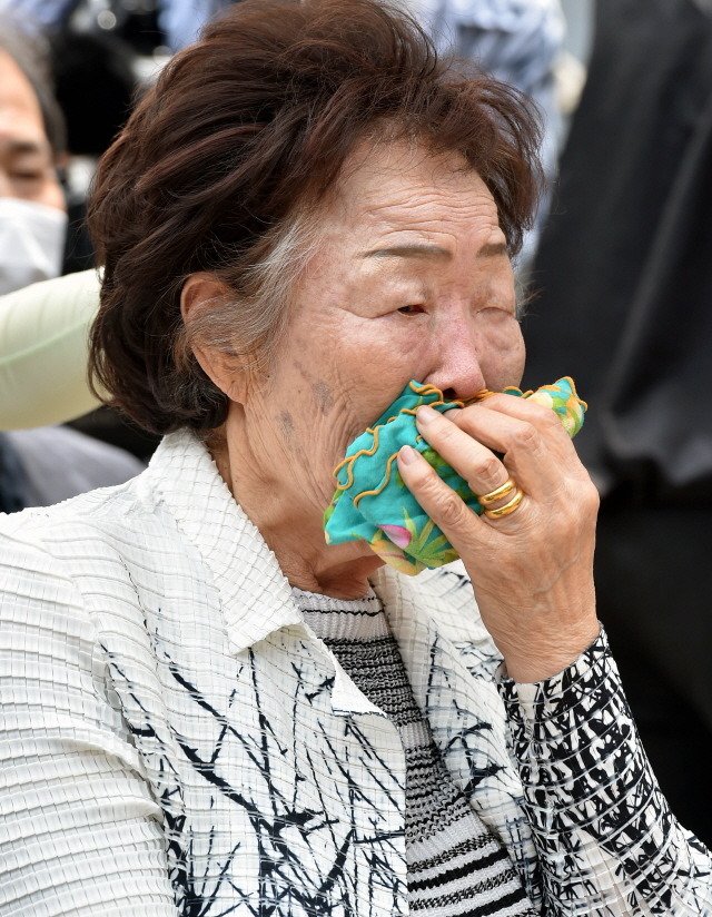 일본군 위안부 피해자인 여성인권운동가 이용수(92) 할머니는 6일 오전 대구 중구 희움역사관에서 열린 대구·경북 일본군 '위안부' 피해자 추모의 날 행사에 참석해 정의기억연대와 윤미향 더불어민주당 의원을 강도 높게 비난했다. 이날 추모 행사장에서 눈물을 흘리고 있는 이 할머니. /뉴시스