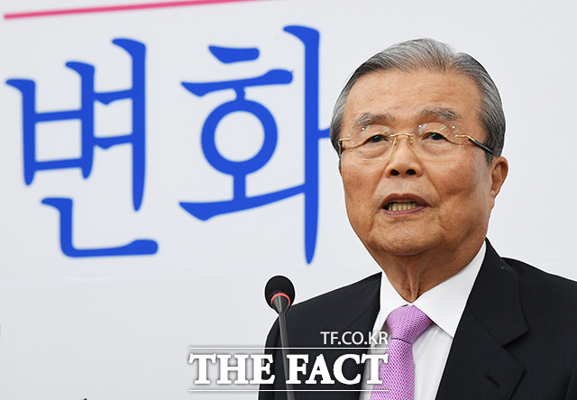 김종인 통합당 비상대책위원장이 정치권에 '기본소득' 화두를 던졌다. 다만 실현 가능성은 미지수다. 지난 4일 국회에서 열린 기자간담회에서 취재진의 질문에 김 위원장이 답하는 모습. /배정한 기자