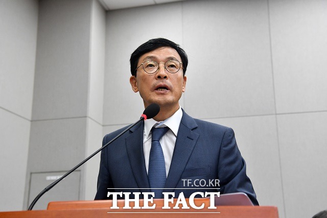 이호승 청와대 경제수석이 지난 3일 청와대에서 방역과 경제 및 한국판 뉴딜과 관련해 브리핑했다. 경제학 강의 같았다는 반응이 나왔다. 지난해 8월 이 수석이 국회에서 열린 국회 운영위원회 전체회의에 참석해 업무보고 하는 모습. /남윤호 기자