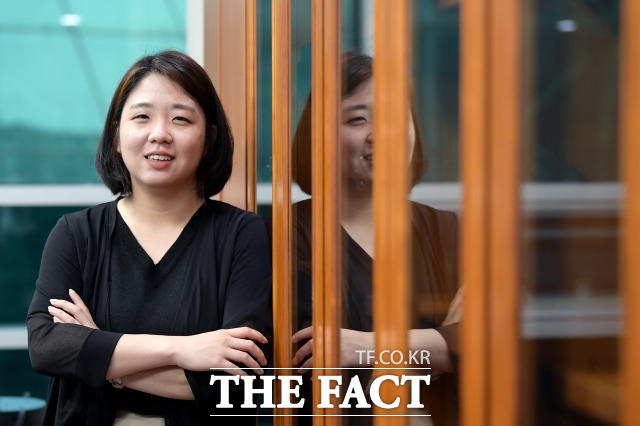 기본소득당은 2만여 명의 당원 중 10·20대가 80%가 넘는 비중을 차지한다. 유일한 국회의원인 용혜인 의원도 1990년생 청년 정치인이다. 지난 2일 국회 의원회관 의원실에서 <더팩트>와 인터뷰를 한 용 의원이 포즈를 취하고 있다. /국회=이선화 기자