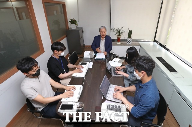 최서원 회고록 '나는 누구인가' 기자간담회가 9일 오후 서울 서초구 법무법인 동북아 사무실에서 열린 가운데 최 씨의 변호를 맡았던 이경재 변호사가 책 소개를 하고 있다. 지난 8일 출간된 '나는 누구인가'는 국정농단의 주역으로 징역 18년을 선고받고 복역 중인 최서원(개명 전 최순실) 씨의 옥중 회고록이다. 책 속에는 본인의 삶과 비선실세의 실체, 가족 이야기, 박근혜 전 대통령과의 인연, 재판과 구치소 생활 등 최 씨의 삶에 관한 내용이 실려있다. /이선화 기자(현장풀)