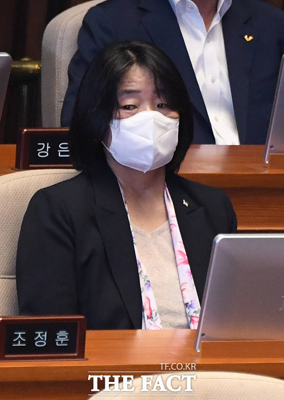 지난 5일 국회 본회의 참석한 윤미향 의원. /이새롬 기자