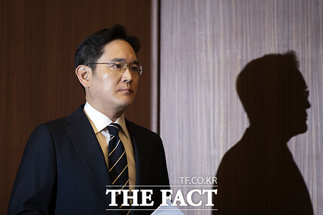 이재용 부회장은 경영 복귀 이후 수조 원 규모의 신규 투자를 진두지휘한 데 이어 지난달 초 대국민 기자화견 이후 노사문화 재정립, 사회와 소통 강화 등 내부 조직문화의 대대적인 체질개선 작업에도 속도를 높이고 있다. /이동률 기자