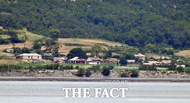 지난 9일 북한이 청와대 핫라인을 포함한 남북 간 모든 통신 연락 채널을 폐기한다고 밝힌 가운데 민주당은 남북협력과 관련한 법을 7건 발의했다. 이날 오후 인천 강화군 강화읍에서 바라본 북한 개풍군의 마을. /임영무 기자