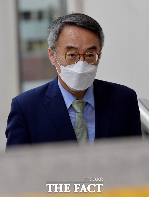 사법행정권 남용 혐의를 받는 임종헌 전 법원행정처 차장의 재판에서 이규진 전 대법원 양형위원회 상임위원의 업무수첩을 놓고 신문이 이어졌다. /이덕인 기자