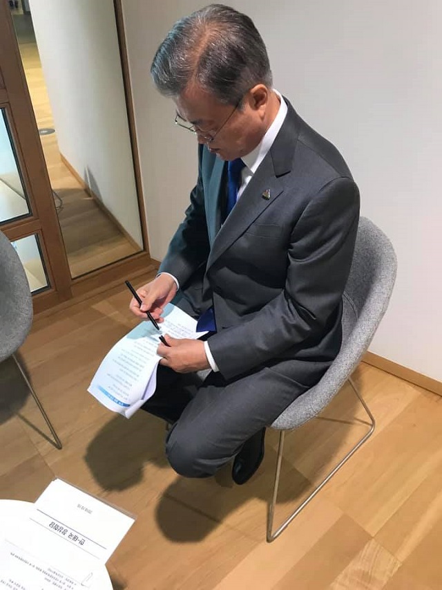 청와대 국민소통수석을 지냈던 윤영찬 더불어민주당 의원이 11일 과거 문 대통령이 연설 내용을 고치는 것으로 추정되는 사진을 공개했다. /윤 의원 페이스북 갈무리