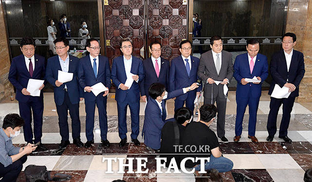 박대출 미래통합당 의원(왼쪽에서 일곱번째) 및 미래통합당 3선 의원들이 12일 오전 서울 여의도 국회 로텐더홀에서 21대 국회 원 구성 협상과 관련해 성명서를 발표하고 있다. /국회=이선화 기자