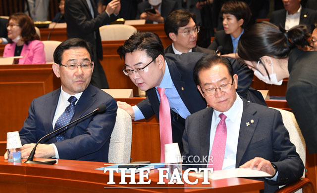 주호영 미래통합당 원내대표가 12일 오전 서울 여의도 국회에서 열린 의원총회에 참석해 김성원 원내수석부대표와 대화하고 있다. 김 수석부대표는 이날 오후 국회 본회의에서 "민주당이 야당을 무시한 채 상임위원회 구성을 단독 처리하면 앞으로 국회 의사일정에 전혀 동참할 수 없다"고 말했다. /국회=남윤호 기자