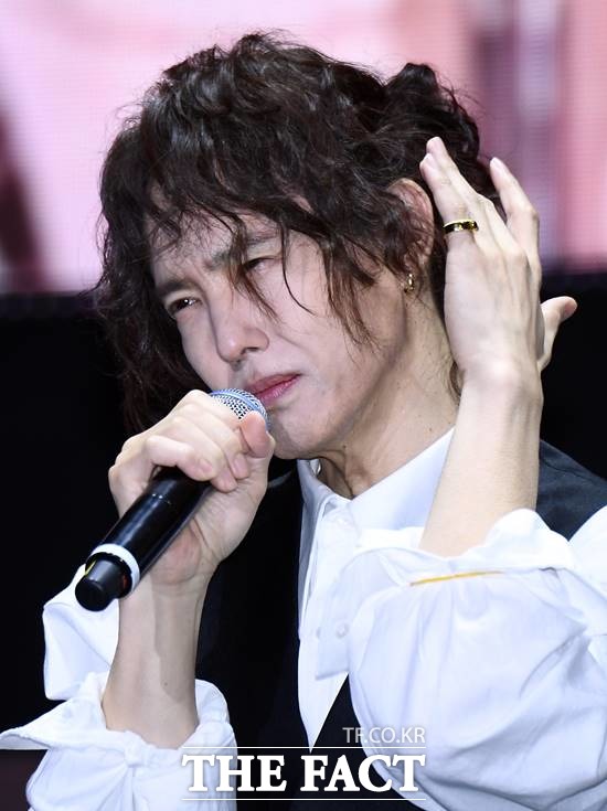 가수 양준일이 자신의 유튜브 채널에서 여성 스태프를 중고차에 비유해 논란이 됐다. /이동률 기자