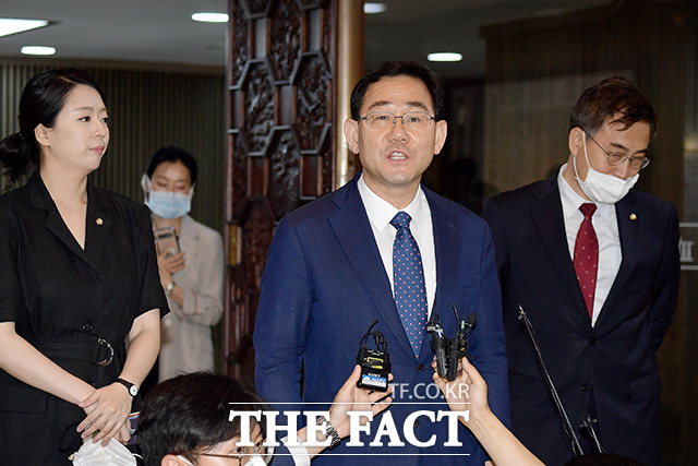 주호영 미래통합당 원내대표는 15일 더불어민주당이 오후 본회의를 열고 국회 법사위원장 등 일부 상임위 선출 강행을 예고하자 "민주당은 왜 의회독재 일당독재로 헌정사에 오명을 남기려 하나"라며 비판했다. /이선화 기자