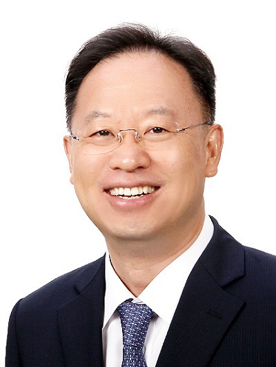 최영(사진) 나이스그룹 부회장의 아들이 공군 부대에서 병사 신분으로 간부에게 수발을 들게 했다는 '황제 병사' 논란의 당사자로 지목되고 있어 관심을 모으고 있다. /나이스홀딩스 제공