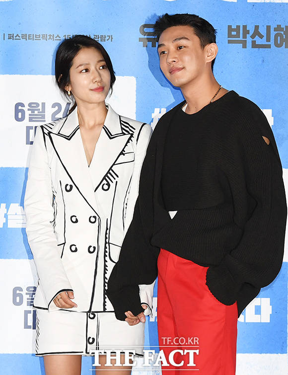 배우 박신혜(왼쪽)와 유아인이 15일 오후 서울 광진구 롯데시네마 건대입구점에서 열린 영화 '#살아있다' 언론시사회에 참석해 포토타임을 갖고 있다. / 배정한 기자