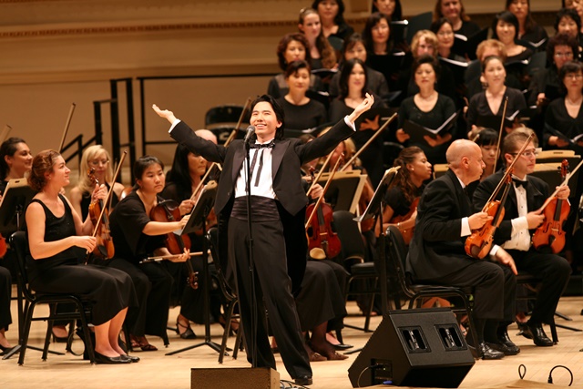 임형주는 뉴욕 카네기홀 120여년 역사상 세계 남성 성악가 중 최연소 독창회 전석 매진 기록을 세웠다. 사진 위는 2003년 청룡영화상 시상식 당시 축하공연 모습. /더팩트 DB, 디지엔콤 제공