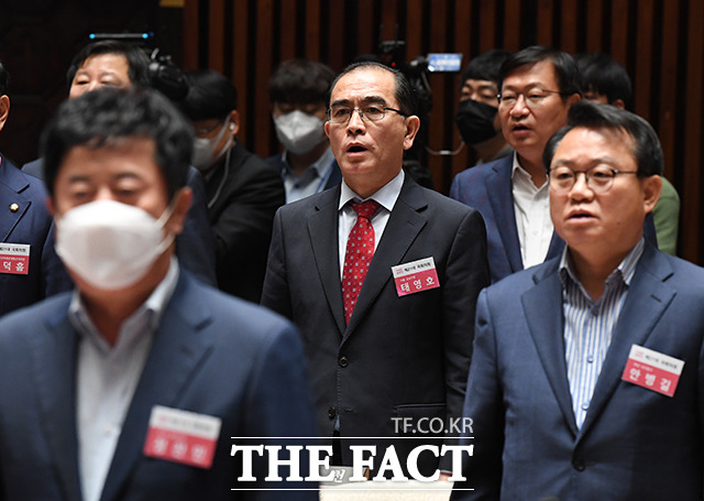 태영호 미래통합당 의원이 14일 자신의 페이스북에 최근 북한의 대남공세에 대한 자신의 입장을 올렸다. 제21대 국회 당선자 워크숍에서 태 의원이 애국가 제창을 하고 있다. /배정한 기자