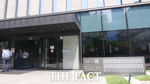 최영 나이스그룹 부회장의 아들이 최근 공군 부대에서 발생한 '황제 병사' 논란에 부친으로 지목되면서 15일 나이스그룹 본사인 서울 영등포구 NICE그룹1사옥에 뒤숭숭한 분위기가 감지되고 있다. NICE그룹1사옥에는 지주사인 나이스홀딩스를 포함해 나이스평가정보, 나이스신용평가, 나이스정보통신, 커피숍 나이스데이 등이 상주해 있다. /이한림 기자