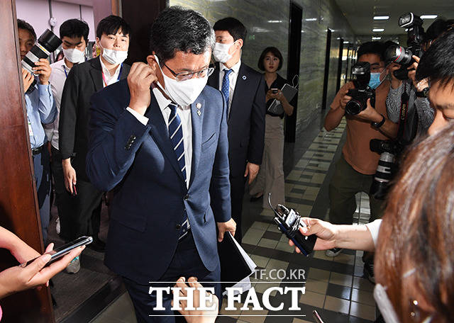 남북 관계가 급변하면서 나머지 국회 상임위의 조속한 구성에 대한 압박이 커질 것으로 보인다. 16일 오후 서울 여의도 국회에서 열린 외교통일위원회 전체회의 도중 북한의 개성공단 남북연락사무소 완파 소식을 접한 뒤 급히 회의장을 나서고 있는 김연철 통일부 장관. /국회=배정한 기자