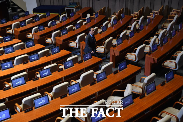 주호영 미래통합당 원내대표는 15일 오후 서울 여의도 국회에서 열린 본회의에 참석해 민주당의 일방적 국회 운영을 비판했다. 의사진행발언을 마친 뒤 텅 빈 미래통합당 의석 사이로 회의장을 나서는 주호영 원내대표./국회=남윤호 기자