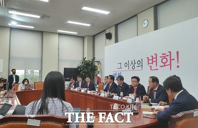 미래통합당 외교안보특별위원회가 16일 오후 국회에서 긴급회의를 열고 북한의 남북연락사무소 폭파와 관련해 "문재인 정부는 환사적 대북정책을 빨리 포기하고, 현실적 정책으로 돌아와야 한다"고 촉구했다. /국회=허주열 기자