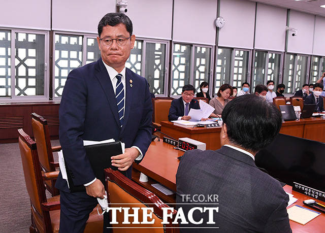 김연철 통일부 장관이 17일 사퇴의사를 밝혔다. 김연철 통일부 장관(왼쪽)이 16일 오후 서울 여의도 국회에서 열린 외교통일위원회 전체회의에 참석해 의원들의 질의에 답변을 하던 도중 북한의 개성공단 남북연락사무소 완파 소식을 접한 뒤 급히 회의장을 나서고 있다./ 배정한 기자