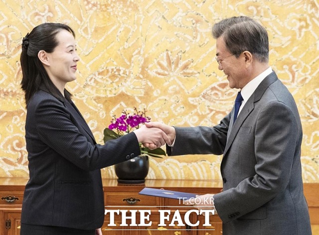 북한이 16일 개성공단 내 남북공동연락사무소 청사를 폭파하면서 무력 충돌 우려도 커지고 있다. 지난 2018년 평창동계올림픽 참석을 위한 남한 방문 당시 청와대에서 문재인 대통령에게 김정은 위원장의 친서를 전달하던 김 부부장. /청와대 제공