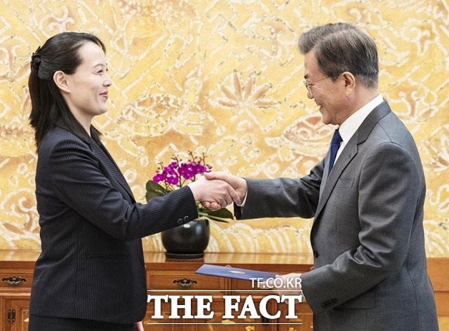 김여정 북한 노동당 제1부부장이 17일 "맹물 먹고 속이 얹힌 소리 같은 철면피하고 뻔뻔스러운 내용만 구구하게 늘어놓았다"는 내용의 담화문을 통해 문재인 대통령의 6·15선언 20주년 연설을 비난했다. 사진은 2018년 2월 청와대에서 김 부부장이 문 대통령에게 김정은 북한 국무위원장의 친서를 전달한 후 악수하는 모습. /청와대 제공