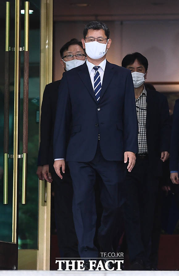 김연철 장관은 이임식에서 "저와 함께하는 동안 신나는 일도 웃을 일도 별로 없었을 것이다. 신명 나게 일할 기회도 없었다"고 아쉬움을 토로했다. 이임식을 마치고 청사를 나서는 김 장관. /이동률 기자