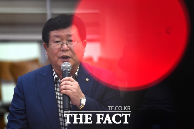 설훈 민주당 최고위원은 윤 총장을 겨냥해 "내가 윤석열이라고 하면 벌써 그만뒀다"고 사퇴를 요구했다. /남윤호 기자