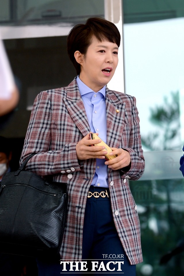 김은혜 통합당 대변인은 20일 "지금 범여권은 윤 총장 사퇴 관철에 여념이 없다"며 "권력의 눈치를 보지 말라고 임명한 윤 총장에게 정부여당은 '권력의 눈치를 보라'고 노골적으로 요구하고 있다"고 비판했다. /이선화 기자