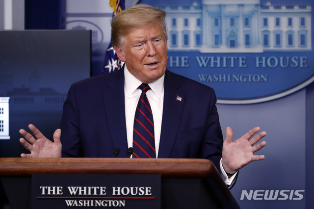 도널드 트럼프 미국 대통령이 20일(현지시간) 오클라호마주 털사의 BOK센터에서 대규모 선거 유세를 하며 코로나19 검사 속도를 늦추라는 취지의 발언을 해 논란이 일고 있다. /워싱턴=AP.뉴시스