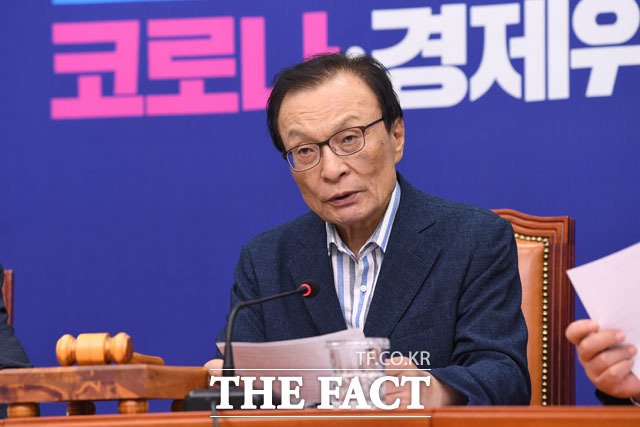 이해찬 더불어민주당 대표는 22일 당 최고위에서 대북전단 살포 금지는 헌법정신이라며 살포를 막아야 한다고 강조했다. 지난 19일 오전 서울 여의도 국회에서 열린 최고위원회의에 참석해 모두발언을 하고 있는 이 대표. /남윤호 기자