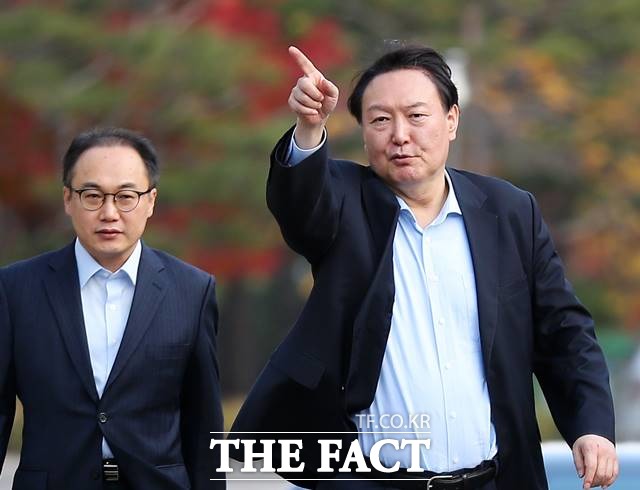 윤석열 검찰총장이 지난 11월 11일 서울 서초구 대검찰청에서 점심식사를 마친 후 산책하고 있다. /뉴시스