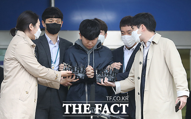 온라인 메신저 텔레그램을 이용해 미성년자를 포함한 여성들을 협박해 성 착취물을 제작하고 유포한 혐의를 받는 '박사방'의 공동 운영자 강훈 이 17일 오전 서울 종로경찰서에서 서울중앙지방검찰청으로 호송되고 있다./이새롬 기자