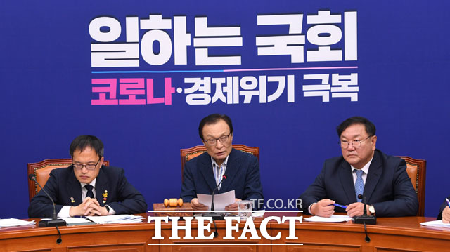 이해찬 민주당 대표는 22일 최고위원회의에서 "인내에 한계가 있다"며 "이번 주에는 무슨 일이 있어도 상임위 구성을 끝내고 다음 주에 3차 추가경정예산을 처리해야 한다. 이는 양보의 문제가 아니다"라고 통합당을 압박했다. 이 대표가 지난 19일 최고위원회의에 발언하는 모습. /남윤호 기자