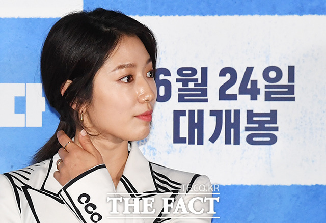 박신혜는 '#살아있다' 관련 라운드 인터뷰에서 최태준과 관련된 질문을 받고 "잘 만나고 있다"고 조심스럽게 답했다. /배정한 기자