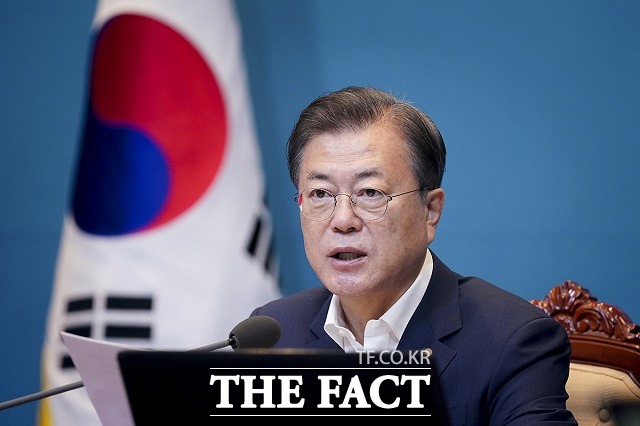 문재인 대통령은 23일 청와대에서 주재한 국무회의 및 수도권 방역 대책회의에서 지난 4일 정부가 제출한 3차 추경안이 국회의 심사조차 받지 못하는 상황에 대해 "어려운 국민과 기업들로서는 대단히 유감스러운 상황"이라고 했다. /청와대 제공