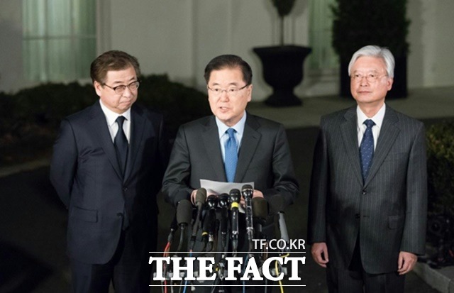 정 실장이 2018년 3월8일(현지시간) 미국 워싱턴 백악관 웨스트윙 앞에서 트럼트 대통령과 면담을 나눈 결과를 발표하는 모습. /청와대 제공