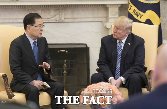 정의용 청와대 국가안보실장이 2018년 3월8일(현지시간) 미국 워싱턴 백악관에서 도널드 트럼프 미국 대통령을 면담하는 모습. /청와대 제공