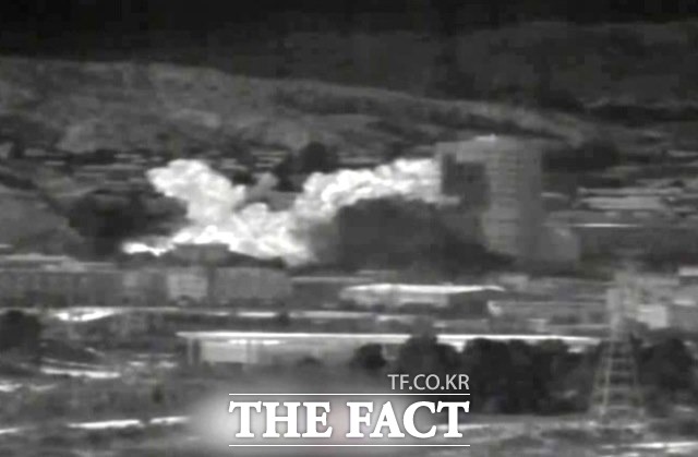 북한이 개성공단 내 남북공동연락사무소 청사를 폭파한 것으로 알려진 16일 오후 경기도 파주시 접경지대 군 관측 장비에 개성공단 남북공동연락사무소 폭파 모습이 담겨 있다. /국방부 제공