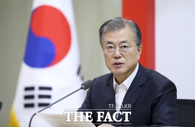 존 볼턴 전 백악관 국가안보보좌관이 회고록을 통해 도널드 트럼프 미국 대통령뿐만 아니라 북미 간 협상 과정에서 문재인 대통령과 한국의 역할을 깎아내리면서 논란이 되고 있다. 현재 대북전단 살포 등으로 남북관계가 심하게 위기인 상황이지만 그간 북미 대화에 있어 문 대통령의 역할을 지나치게 왜곡한 것 아니냐는 지적이다. /청와대 제공