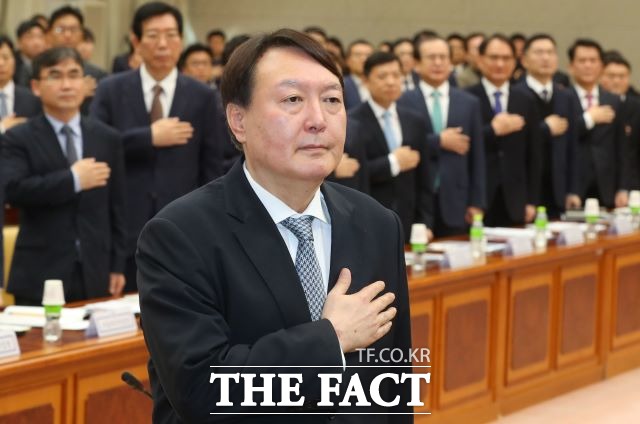 취임 1년을 앞둔 윤석열 검찰총장 직무수행 여론조사에서 찬반이 팽팽하게 나뉘는 것으로 나타났다. /뉴시스