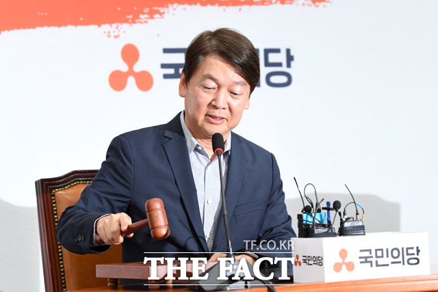 안철수 국민의당 대표가 26일 인천국제공항공사 비정규직의 정규직 전환 논란과 관련해 그 책임이 문재인 대통령에 있다고 비판했다. /더팩트 DB