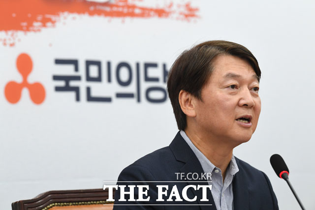 안철수 국민의당 대표도 문재인 대통령을 비판하며 논란에 가세했다. 안 대표가 26일 오전 국회에서 열린 제24차 최고위원회의에 참석해 발언하고 있다. /남윤호 기자